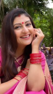 Juhi Parmar Instagram - एक प्यारा सा बंधन आपका और कुमकुम का , आपका और हमारा , जिसे शुरू हुए इस 15 जुलाई को 21 साल हो जाएँगे! आज भी ये गाना सुनती हूँ तो सारी यादें ताज़ा हो जाती हैं, जैसे कि कल ही की बात हो.. आज भी आप में से कितने लोग जब भी मुझे मिलते हैं तो प्यार से कुमकुम ही बुलाते हैं.. क्योकि जूही में कहीं ना कहीं कुमकुम है, आपकी कुमकुम..
जो प्यार आप सबने दिया उसके लिये thank you काफ़ी नहीं है.. इतनी ख़ूबसूरती से हमारा साथ दिया की आज भी कुमकुम का प्यार बरकरार है! और मैं आशा करती हूँ कि हमेशा बना रहेगा ❤️

#21yearsofkumkum #kumkumanniversary #kumkum #kumkumekpyarasabandhan #love #gratitude