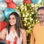 Kanmani Manoharan Instagram - #kanmanimanoharan✨ Happy faces ❤️ #kanmanimanoharan✨ #happyface #appa #love #bday #celebration