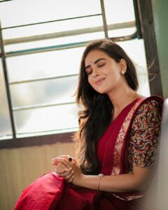 Kanmani Manoharan Instagram - #kanmanimanoharan✨ 

Trains are wonderful 🚝

Shots @dhanush__photography