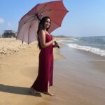 Kanmani Manoharan Instagram - #kanmanimanoharan✨ Neer ponapinnum nizhal matum pogalaye pogalaye ! Nenjukuliyil nizhal vandhu vizhundhiruchu ❤️🎼 #kanmanimanoharan✨ #zee # television #zeetamil #actress #model #love #beach #trending #trendingreels #instagram