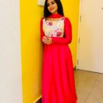 Kanmani Manoharan Instagram - #kanmanimanoharan✨ Beautiful outfit @tag_a_clothing_brand #vacation #varanasi #north #trip #friends #fun #love #peace