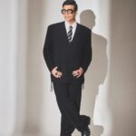 Karan Johar Instagram - Ma kehti hai “Umar ho gayee hai… dhang ke kapde pehno…. Mom aapke liye yeh seedha sada suit…. ( par dil phir bhi kehta hai … yeh bright rang kab mujhse chodega ) styled by a sedate @ekalakhani in a classic @goyalkanika 📷 shot by a surprised @sheldon.santos