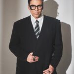Karan Johar Instagram - Ma kehti hai “Umar ho gayee hai… dhang ke kapde pehno…. Mom aapke liye yeh seedha sada suit…. ( par dil phir bhi kehta hai … yeh bright rang kab mujhse chodega ) styled by a sedate @ekalakhani in a classic @goyalkanika 📷 shot by a surprised @sheldon.santos