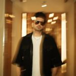 Karan Kundrra Instagram - Doabbe waale mundey.. tere toh hone nai sambhaal nee..! Soho House Mumbai
