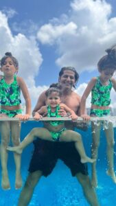 Karanvir Bohra Instagram - This is what it means to live in the moment…. Every moment with them is an adventure! ❤️ ❤️ ❤️ @twinbabydiaries @thebabysnowflake 

@holidayinnexpresscq Thank you @@lun.jon for your warm hospitality, for taking care of us so well! #singapore #travelingfamily #travelvlogger
