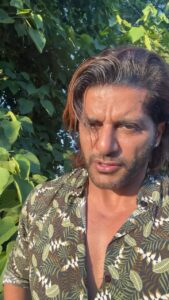 Karanvir Bohra Instagram - I love my country 🇮🇳 but what a saw today on social media about these 2 girls in #manipur being paraded naked made my heart boil with anger, Being a father to 3 daughters i want both only my girls but all the girls of this nation to live free... Free from stigma, free from cheap mentality, dishonouring of women..... From North to South & East to West in India we worship Goddesses then why are we looking down upon women in real life? Disrespecting then is disrespecting your faith in your God.... Its an appeal to the Gov to take sakt se sakt action