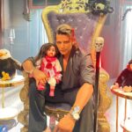 Karanvir Bohra Instagram – Yaha pe baby kaun hai aur baba kaun?
@StarBharat #SaubhagyavatiBhava #virajdobriyal @sachinpandey2612 @anshumania @sarnadheeraj 
What did you think of our first week #saubhagyavatibhava2