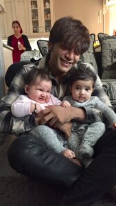 Karanvir Bohra Instagram - In 3 days you will be 7 years old… I still can’t believe that time has passed by so fast… they did tell that, but I really didn’t think it wild go that fast… I miss your masti when you girls were little, I miss how you started saying your first few words, I miss how you would sleep in my arms… I miss all that but I miss even more when you are not with me @twinbabydiaries