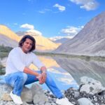 Karanvir Bohra Instagram - Sometimes on the peak of the highest motor pass #khardungla and sometimes at its foothills #ladakh #nubra is a place you have to go once in your lifetime … #disconnecttoconnect @wangchukstany @riverlandboutiquehomestay (Leh) @deserthimalayaresort (Nubra valley) @utladakhtourism