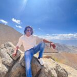 Karanvir Bohra Instagram - On my way to #highestmoterablepass in the world #khardunglapass #ladakh and we were so lucky to get snow on the way… and this couldn’t have happened without my friend @wangchukstany @utladakhtourism @wisdomhimalayanvoyages