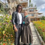 Karanvir Bohra Instagram - My first day in #ladakh #leh met @wangchukstany mum #amaley and stayed at their beautiful @riverlandboutiquehomestay right next to #indusriver Stany then took me to attend a Royal wedding party… what a beautiful first day…. full blog on my YouTube link in bio