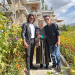 Karanvir Bohra Instagram - My first day in #ladakh #leh met @wangchukstany mum #amaley and stayed at their beautiful @riverlandboutiquehomestay right next to #indusriver Stany then took me to attend a Royal wedding party… what a beautiful first day…. full blog on my YouTube link in bio