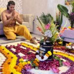 Karanvir Bohra Instagram - It’s my Hindu calendar birthday today (tithi ke hi saab Se) and and on an auspicious day #teachersday Koti Koti Pranam to all my teachers and Gurus … without you I would be nothing🔱❤️