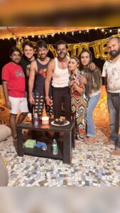 Karanvir Bohra Instagram - What a beautiful way to bring my birthday in with with my #humrahenarahehum fam…..the sweetest gesture they could have done on this beautiful day of mine…. Thank you so much @tinadatta @aabhaasmehta #abdur @prervari #sujay #haribhai #chandankumar for getting the cake.
Will cherish this forever ❤️❤️❤️#homeawayfromhome