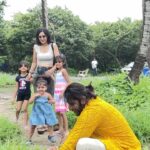 Karanvir Bohra Instagram - It’s a snake, no it’s a rat, no no no it’s a……. Fun times with my girls on set #humrahenarahehum