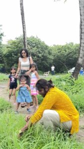 Karanvir Bohra Instagram - It’s a snake, no it’s a rat, no no no it’s a…….
Fun times with my girls on set #humrahenarahehum