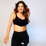 Karishma Sharma Instagram - Main toh #challeya teri aur @iamsrk Uff everyone’s first love 🥹🥰 #Jawan for life #srk . . . #trendingreels #bollywood #love #sharukkhan