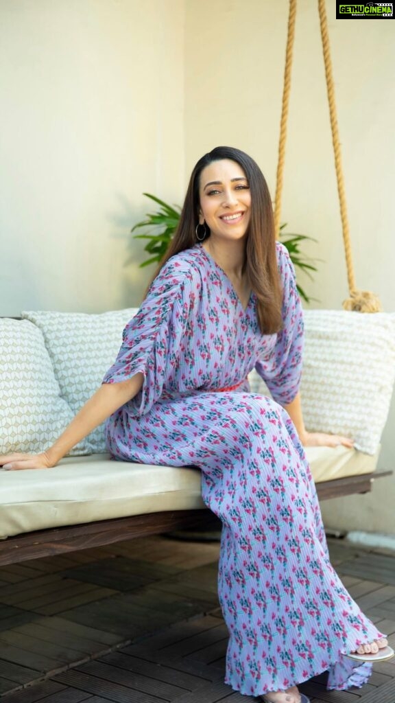 Karisma Kapoor Instagram - I just had to share my recent hair care discovery with you. As someone who travels a lot for work, I often struggle with dry and frizzy hair due to pollution and constant styling. I came across @lovebeautyandplanet_in’s Argan Oil & Lavender Anti-Frizz Range, and it’s been a game-changer for me! This range is completely vegan, which is a huge plus for me. The products are sulphate-free and work SO well to hydrate & smoothen my frizzy hair! The 100% organic argan oil is truly unbeatable. My favorite is the deep-conditioning hair mask though! It works its magic in just 2 minutes! It’s quick, convenient, and oh-so-effective. And here’s a bonus: the scent of lavender. It’s unmissable! 💜 If you’re looking for a solution to combat dry and frizzy hair, I highly recommend giving this Anti-Frizz Range a try! #AD #nofrizz #lovebeautyandplanet #frizzfreehair #naturalhaircare #ArganOil #Lavender #NaturalHair #Haircare #Haircareproducts