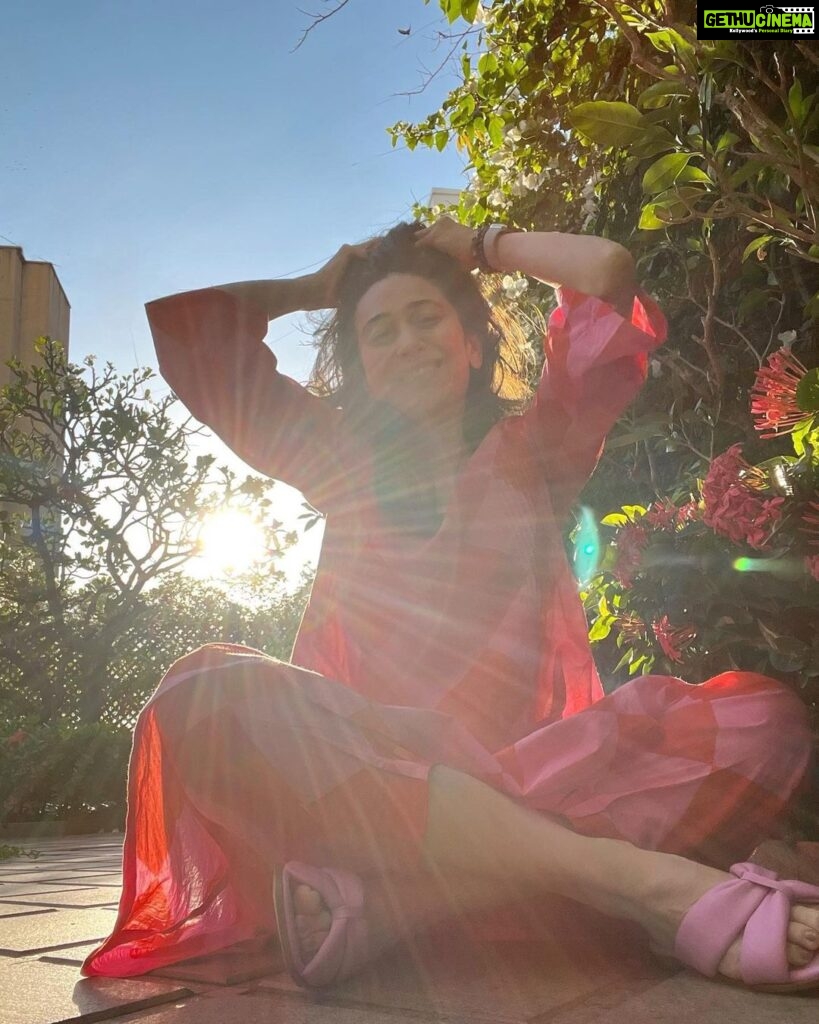 Karisma Kapoor Instagram - No filter Sunday 🌸 #sundayvibes