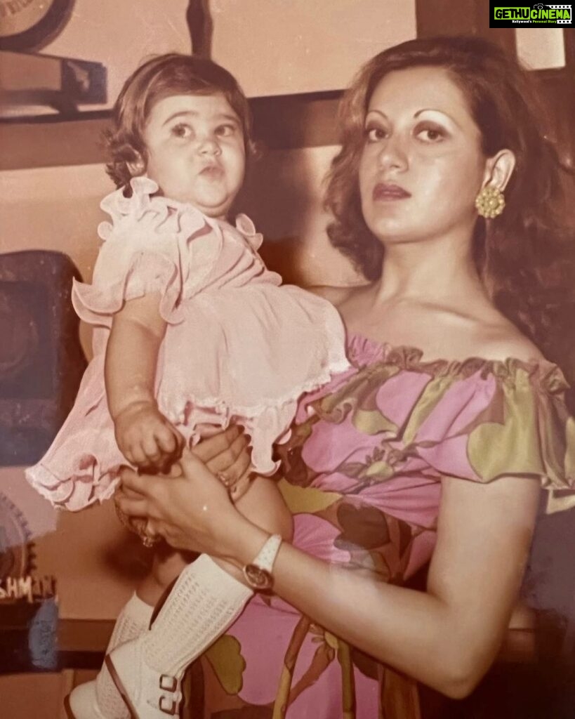 Karisma Kapoor Instagram - To the OG Sunita: हैप्पी बर्थडे टू यू 🥳 Love you Mama ❤️❤️❤️ #bestmama #happybirthday