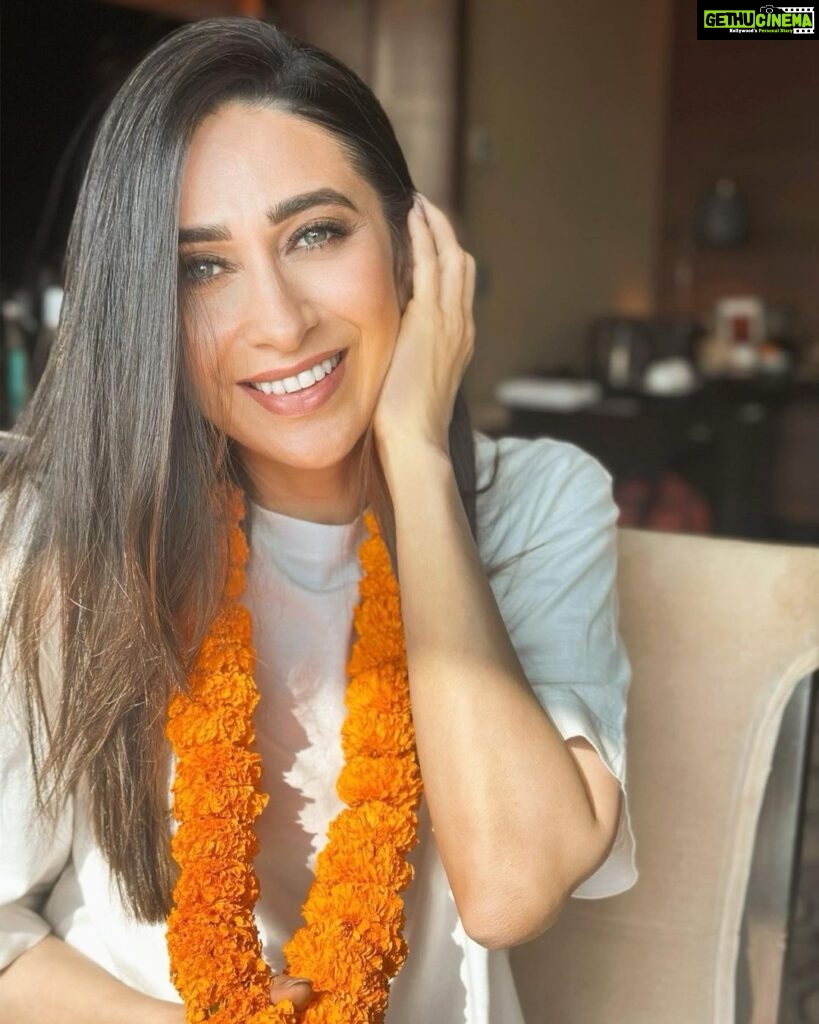 Karisma Kapoor Instagram - Serenade ? More like self love 🤍 #mondaymantra