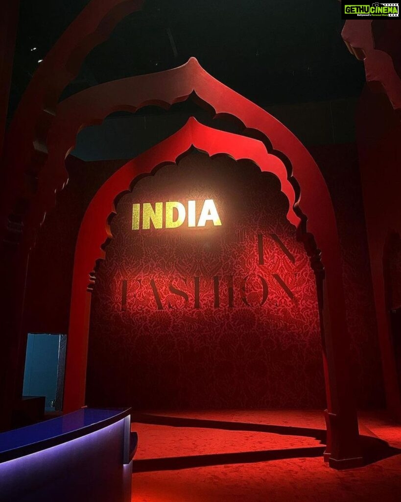 Karisma Kapoor Instagram - All heart to Nita Ji, Mukesh Ji, Isha & the Ambani Family 🤍 @nnmac.india is an alchemy of art and culture which draws from centuries of tradition. Proudly bringing Indian culture & heritage to a global platform The last 2 days have been nothing but immersing myself in culture, fashion, beauty and so much more! Truly a grand edition to Mumbai City 🫶🏻