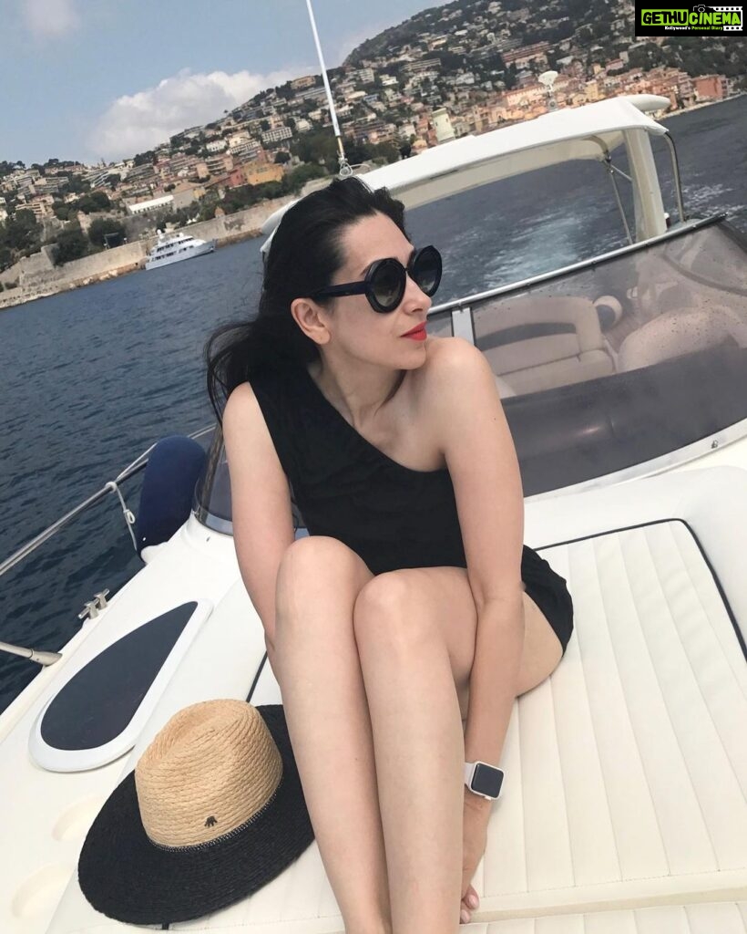 Karisma Kapoor Instagram - Holidaze ⛱👒 #takemeback #tuesdaythoughts