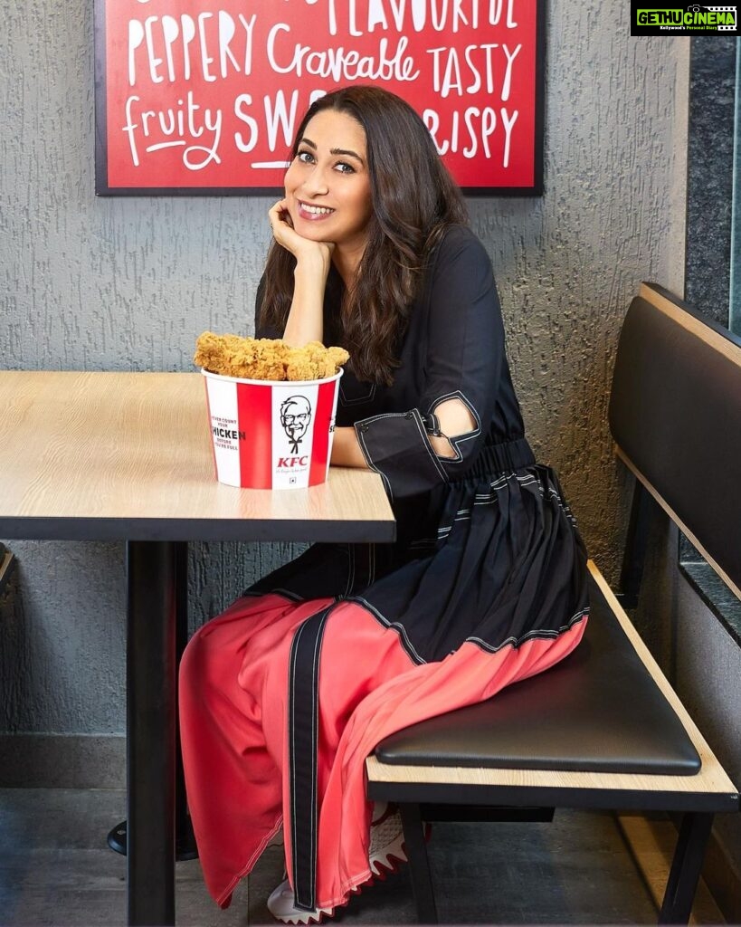 Karisma Kapoor Instagram - Weekends ko thoda Crispy banaya jae 🤩🍗 Visited the newest KFC restaurant in town ❤️ it was wonderful! @PhoenixPalladium Mall. This KFC is just Woohoo! Adore the design, look and feel 😍 PS: Don’t be surprised if you spot me here again - KFC you soon! 💯 #KFCatPalladium #collab