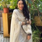 Karisma Kapoor Instagram – Love bangles,bindis & festivities 🙏🏼🌺🤍✨

#family #ganeshchaturthi #shotoniphone15pro