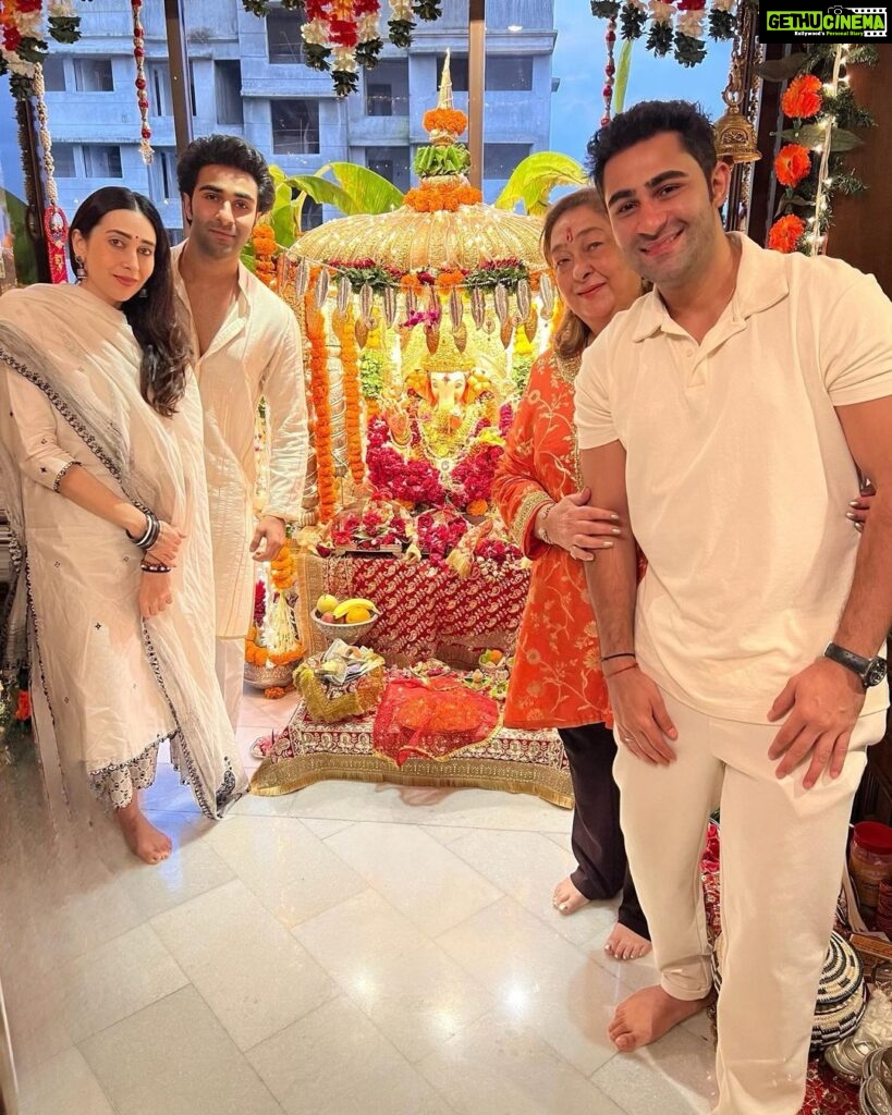 Karisma Kapoor Instagram - Love bangles,bindis & festivities 🙏🏼🌺🤍✨ #family #ganeshchaturthi #shotoniphone15pro