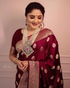 Karunya Ram Instagram - ❤️❤️‍🩹🥻💐
:
:
:
Saree : @anayra_couture 
Jewellery : @aabushanjewellery1941 
Makeup : @keerthiram28 
PC : @pgraphyofficial 
:
:
#karunyaram #milkybeautykarunyaram #saree #tradition #jewelry #beautiful #cute #pretty #indiangirl
