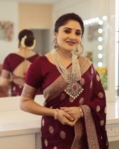 Karunya Ram Instagram - ❤️❤️‍🩹🥻💐
:
:
:
Saree : @anayra_couture 
Jewellery : @aabushanjewellery1941 
Makeup : @keerthiram28 
PC : @pgraphyofficial 
:
:
#karunyaram #milkybeautykarunyaram #saree #tradition #jewelry #beautiful #cute #pretty #indiangirl
