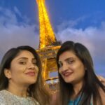Karunya Ram Instagram - 2023 just started now with more & more positive vibes🗼🌟❤️💫🎉 : : #karunyaram #france #paris #effiletower🗼 Effile Tower Paris
