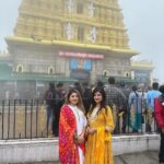 Karunya Ram Instagram - 🧡🤍♥️ : : : #karunyaram #samridhiram #sisters Chamundi Temple