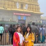 Karunya Ram Instagram - ತಾಯಿ ಚಾಮಂಡೇಶ್ವರಿ ಎಲ್ಲರನ್ನೂ ಕಾಪಾಡಮ್ಮ 🙏🧡🤍♥️ : : : #karunyaram #milkybeautykarunyaram #mysore #chammundibetta #godess