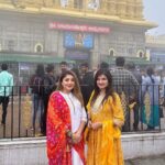 Karunya Ram Instagram - 🧡🤍♥️ : : : #karunyaram #samridhiram #sisters Chamundi Temple