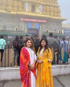 Karunya Ram Instagram - 🧡🤍♥️ 
:
:
:
#karunyaram #samridhiram #sisters