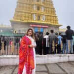 Karunya Ram Instagram - 🧡🤍♥️ : : : #karunyaram #samridhiram #sisters Chamundi Temple