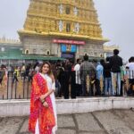 Karunya Ram Instagram - 🧡🤍♥️ : : : #karunyaram #samridhiram #sisters Chamundi Temple