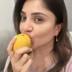 Karunya Ram Instagram - 🥭🥭🥭🥭🥭& song 😍🥰❤️ : : : #karunyaram #milkybeautykarunyaram #mango #mangolover #mangogirls #mangofolk #trending #viral #terevaaste #vikkykaushal #saraalikhan #music Bangalore, India