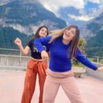 Karunya Ram Instagram - Am little late for this trendin reel 🤗♥️ : : @officialjoshapp @joshapp.kannada : : #karunyaram #milkybeautykarunyaram #samridhiram #sisters #switzerland #eroupe #vacation #viral #trendingreels #trending #instagram #instagood Grindelwald, Switzerland