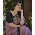 Karunya Ram Instagram - Sarvarigu Varamahalakshmi Habbada Shubashayagalu 💐🙏🏻🎉 : : Wearing : @houseof.raadhya_sarees PC : @umesh__photography___ : : #karunyaram #milkybeautykarunyaram #mysoresilk #sareelove #saree Raja Rajeshwari Nagar, Bangalore South