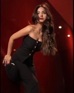 Kashmira Pardesi Instagram - Just a girl trying to set a tone 👾 

Shot by : @karanhenry
MUA : @sandybeauti
Hair stylist: @makeoversbyjacqueline
Managed by : @wizardingmedia_