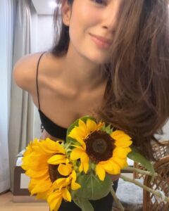 Kashmira Pardesi Instagram - Okay apparently flowers do help you get well soon! 
🌻🌻🌻 

Have a great week ahead ya’ll 🌞