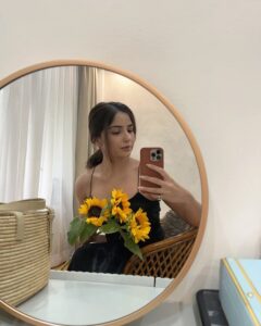 Kashmira Pardesi Instagram - Okay apparently flowers do help you get well soon! 
🌻🌻🌻 

Have a great week ahead ya’ll 🌞