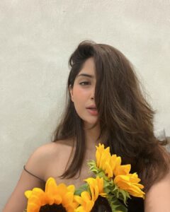 Kashmira Pardesi Instagram - Okay apparently flowers do help you get well soon! 
🌻🌻🌻 

Have a great week ahead ya’ll 🌞