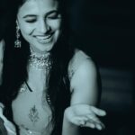 Kavitha Gowda Instagram - #mehendinight .. Now I’m gonna put in words or 2 and you guys use your imagination and guess what happen ... here it goes Heavy rain Mehendi artist sad Family late Family angry Chandu confused Friends running around .. Me Laughing Final output - 🤔 Hehe I’m wondering what all stories you guys will come up with 😁😁 Looking forward 🤪😉 Picture credits - @studioambaraa Makup - @makeupby_tejashwini @glamshotz_makeovers Costum - @shimmer_designer_studio Mehendi - @mehendistoriesbykiran Decor - @______arjun__gowda Jewellery - @velvetboxby @beaded_treasures_jewelry @sreeramajewels .