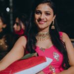 Kavitha Gowda Instagram - #mehendinight .. Now I’m gonna put in words or 2 and you guys use your imagination and guess what happen ... here it goes Heavy rain Mehendi artist sad Family late Family angry Chandu confused Friends running around .. Me Laughing Final output - 🤔 Hehe I’m wondering what all stories you guys will come up with 😁😁 Looking forward 🤪😉 Picture credits - @studioambaraa Makup - @makeupby_tejashwini @glamshotz_makeovers Costum - @shimmer_designer_studio Mehendi - @mehendistoriesbykiran Decor - @______arjun__gowda Jewellery - @velvetboxby @beaded_treasures_jewelry @sreeramajewels .