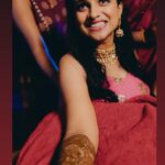 Kavitha Gowda Instagram - #mehendinight .. Now I’m gonna put in words or 2 and you guys use your imagination and guess what happen ... here it goes Heavy rain Mehendi artist sad Family late Family angry Chandu confused Friends running around .. Me Laughing Final output - 🤔 Hehe I’m wondering what all stories you guys will come up with 😁😁 Looking forward 🤪😉 Picture credits - @studioambaraa Makup - @makeupby_tejashwini @glamshotz_makeovers Costum - @shimmer_designer_studio Mehendi - @mehendistoriesbykiran Decor - @______arjun__gowda Jewellery - @velvetboxby @beaded_treasures_jewelry @sreeramajewels .