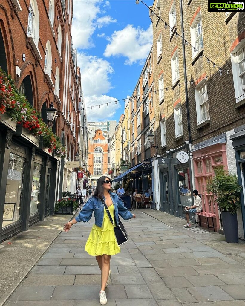 Kavya Thapar Instagram - G’day Mate ! 🍀 Oxford Street, London England